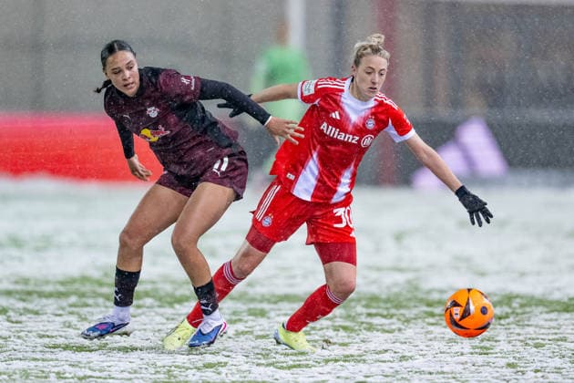 Kampf um den Ball Zweikampf zwischen Lisa Baum (RB Leipzig, 11) und Carolin Simon (FC Bayern Muenchen Frauen, 30) GER, FC Bayern Muenchen Frauen vs. RB Leipzig, Fussball, Google Pixel Frauen-Bundesliga, 15. Spieltag, Saison 2025 2026, 25.01.2026. (DFL DFB REGULATIONS PROHIBIT ANY USE OF PHOTOGRAPHS as IMAGE SEQUENCES and or QUASI-VIDEO). GER, FC Bayern Muenchen Frauen vs. RB Leipzig, Fussball, Google Pixel Frauen-Bundesliga, 15. Spieltag, Saison 2025 2026, 25.01.2026. Muenchen Copyright: xEibner-Pressefoto HeikexFeinerx EP_HFR