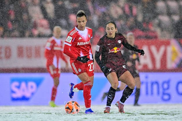 v.li.: Arianna CARUSO (FC Bayern Muenchen, FCB, 27) Gina Chmielenski (RB Leipzig, 10) im Zweikampf, Duell, duel, tackle, Dynamik, Action, Aktion, 25.01.2026, München (Deutschland), Fussball, Google Pixel Frauen-Bundesliga, FC Bayern München - RB Leipzig, DFB DFL REGULATIONS PROHIBIT ANY USE OF PHOTOGRAPHS AS IMAGE SEQUENCES AND OR QUASI-VIDEO.