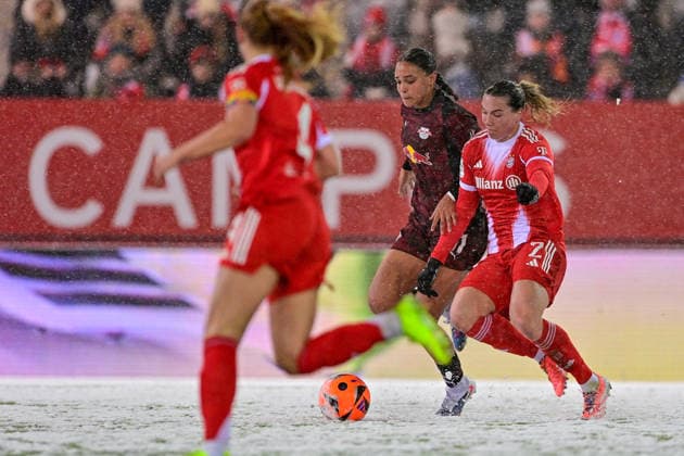 v.li.: Lisa Baum (RB Leipzig, 11) Vanessa GILLES (FC Bayern Muenchen, FCB, 2) im Zweikampf, Duell, duel, tackle, Dynamik, Action, Aktion, 25.01.2026, München (Deutschland), Fussball, Google Pixel Frauen-Bundesliga, FC Bayern München - RB Leipzig, DFB DFL REGULATIONS PROHIBIT ANY USE OF PHOTOGRAPHS AS IMAGE SEQUENCES AND OR QUASI-VIDEO.