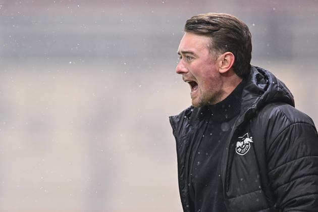 Cheftrainer Jonas Stephan (RB Leipzig) gibt Anweisungen, gestikuliert, mit den Armen gestikulieren, gives instructions, gesticulate, Einzelbild, Aktion, Action, 25.01.2026, München (Deutschland), Fussball, Google Pixel Frauen-Bundesliga, FC Bayern München - RB Leipzig, DFB DFL REGULATIONS PROHIBIT ANY USE OF PHOTOGRAPHS AS IMAGE SEQUENCES AND OR QUASI-VIDEO.