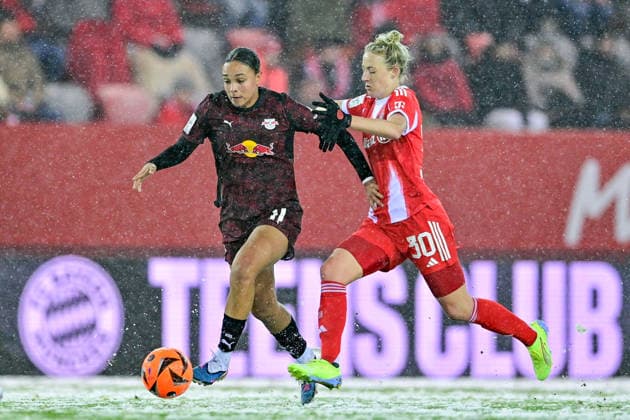 v.li.: Lisa Baum (RB Leipzig, 11) Carolin SIMON (FC Bayern Muenchen, FCB, 30) im Zweikampf, Duell, duel, tackle, Dynamik, Action, Aktion, 25.01.2026, München (Deutschland), Fussball, Google Pixel Frauen-Bundesliga, FC Bayern München - RB Leipzig, DFB DFL REGULATIONS PROHIBIT ANY USE OF PHOTOGRAPHS AS IMAGE SEQUENCES AND OR QUASI-VIDEO.