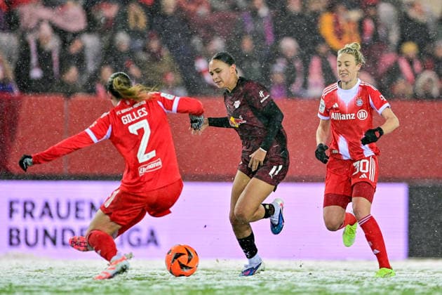 v.li.: Vanessa GILLES (FC Bayern Muenchen, FCB, 2) Lisa Baum (RB Leipzig, 11) Carolin SIMON (FC Bayern Muenchen, FCB, 30) im Zweikampf, Duell, duel, tackle, Dynamik, Action, Aktion, 25.01.2026, München (Deutschland), Fussball, Google Pixel Frauen-Bundesliga, FC Bayern München - RB Leipzig, DFB DFL REGULATIONS PROHIBIT ANY USE OF PHOTOGRAPHS AS IMAGE SEQUENCES AND OR QUASI-VIDEO.