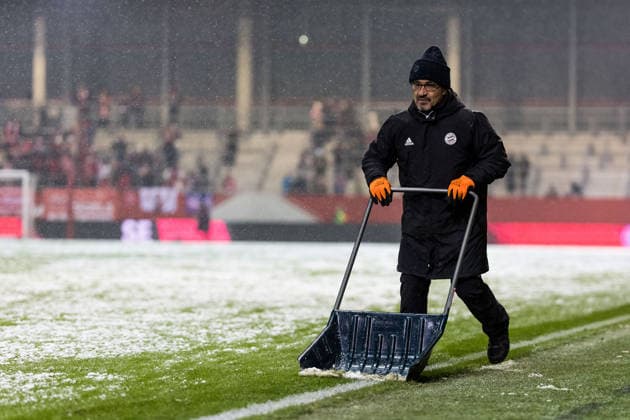 GOOGLE PIXEL Frauen Bundesliga: FC Bayern München - RB Leipzig; 25.01.2026 Mit Schneeschaufeln werden in der Halbzeit die Linien befreit GOOGLE PIXEL Frauen Bundesliga, FC Bayern München - RB Leipzig, München, FC Bayern Campus am 25.01.2026 DFB REGULATIONS PROHIBIT ANY USE OF PHOTOGRAPHS AS IMAGE SEQUENCES AND OR QUASI-VIDEO. Copyright: xBEAUTIFULxSPORTS Wunderlx