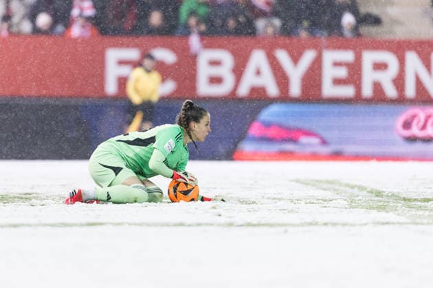 GOOGLE PIXEL Frauen Bundesliga: FC Bayern München - RB Leipzig; 25.01.2026 Ena Mahmutovic (FC Bayern München, 32) hält den Ball GOOGLE PIXEL Frauen Bundesliga, FC Bayern München - RB Leipzig, München, FC Bayern Campus am 25.01.2026 DFB REGULATIONS PROHIBIT ANY USE OF PHOTOGRAPHS AS IMAGE SEQUENCES AND OR QUASI-VIDEO. Copyright: xBEAUTIFULxSPORTS Wunderlx