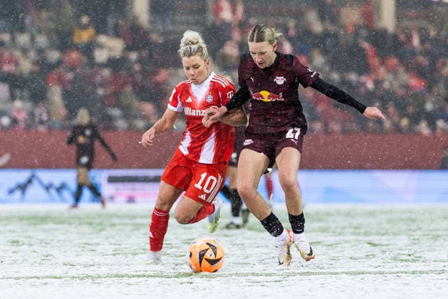 GOOGLE PIXEL Frauen Bundesliga: FC Bayern München - RB Leipzig; 25.01.2026 Zweikampf Linda Dallmann (FC Bayern München, 10), Marlene Müller (RB Leipzig, 27) GOOGLE PIXEL Frauen Bundesliga, FC Bayern München - RB Leipzig, München, FC Bayern Campus am 25.01.2026 DFB REGULATIONS PROHIBIT ANY USE OF PHOTOGRAPHS AS IMAGE SEQUENCES AND OR QUASI-VIDEO. Copyright: xBEAUTIFULxSPORTS Wunderlx