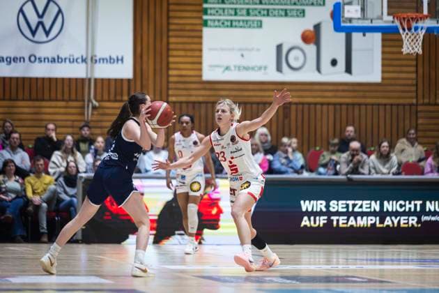 mit Ball 6 Nicole Brochlitz, Nr 23 Lina Loceniece - GiroLive Panthers Osnabrück 59:55 SYNTAINICS MBC - 1. DBBL 16. Spieltag 25.01.2026 1DBBL Panthers gegen SYNTAINICS
