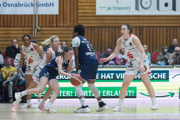 mit Ball Nr. 6 Nicole Brochlitz - GiroLive Panthers Osnabrück 59:55 SYNTAINICS MBC - 1. DBBL 16. Spieltag 25.01.2026 1DBBL Panthers gegen SYNTAINICS