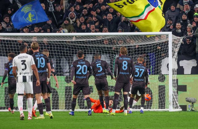 January 25, 2026, Torino, Piemonte, ITALIA: Alex Meret of SSC Napoli - Jonathan David of FC Juventus During the football match on January 25, 2026, valid for the Italian Serie A - 2025 26 championship in Turin at the Allianz Stadium between FC Juventus and SSC Napoli..Pictured: Torino ITALIA - ZUMAs236 20260125_aap_s236_036 Copyright: xFabioxSassox
