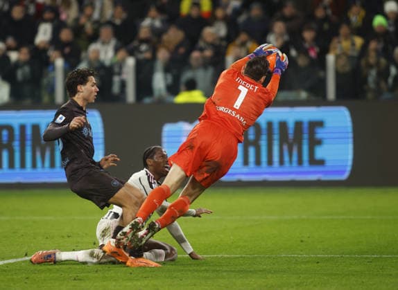 Jonathan David of Juventus FC and Alex Meret of SSC Napoli during the Italian Serie A, 2025 2026 season football match between Juventus FC and SSC Napoli on 25 January 2026 at Allianz Stadium,Turin, Italy. Photo Nderim KACELI  Copyright: xNderimxKaceli IPAxSportx xipa-agency.netx xx IPA_70558030 IPA_Agency_IPA70558030