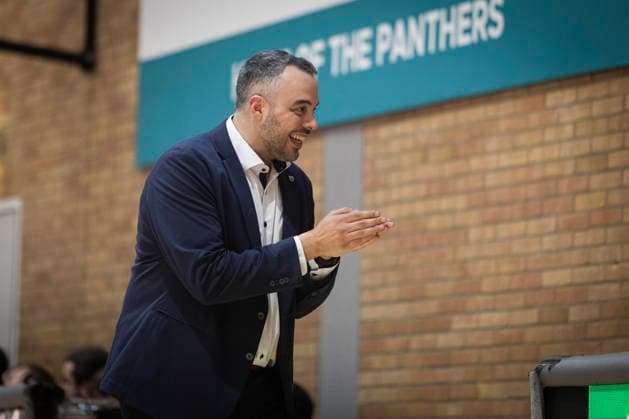 Trainer Timur Topal von den Syntainics freut sich - GiroLive Panthers Osnabrück 59:55 SYNTAINICS MBC - 1. DBBL 16. Spieltag 1DBBL Panthers gegen SYNTAINICS