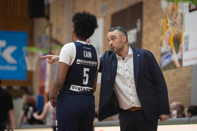 SYNTAINICS MBC Trainer Timur Topal spricht mit Nr. 5 Khalis Cain - GiroLive Panthers Osnabrück 59:55 SYNTAINICS MBC - 1. DBBL 16. Spieltag 1DBBL Panthers gegen SYNTAINICS