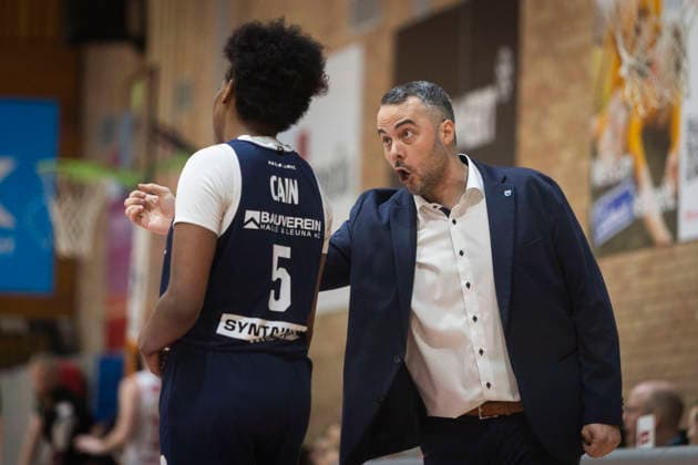 SYNTAINICS MBC Trainer Timur Topal spricht mit Nr. 5 Khalis Cain - GiroLive Panthers Osnabrück 59:55 SYNTAINICS MBC - 1. DBBL 16. Spieltag 1DBBL Panthers gegen SYNTAINICS