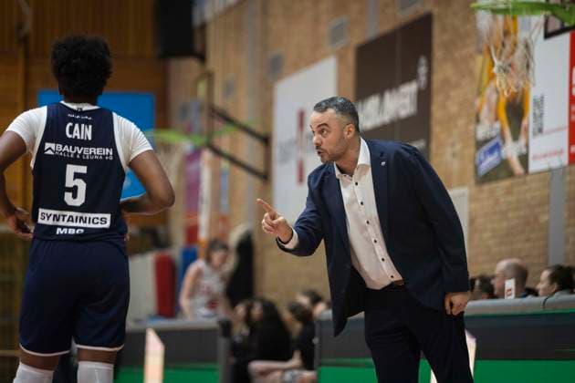 SYNTAINICS MBC Trainer Timur Topal spricht mit Nr. 5 Khalis Cain - GiroLive Panthers Osnabrück 59:55 SYNTAINICS MBC - 1. DBBL 16. Spieltag 1DBBL Panthers gegen SYNTAINICS
