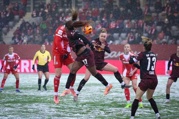 Vanessa Gilles 2 (FC Bayern Muenchen Frauen) in Aktion mit Delice Boboy 17 (RB Leipzig Frauen), FC Bayern Muenchen Frauen vs. RB Leipzig Frauen, Fussball, Frauen, Google Pixel Bundesliga, Saison 2025 2026, 15. Spieltag, 25.01.2026 DFB regulations prohibit any use of photographs as image sequences and or quasi-video Muenchen Bayern Deutschland