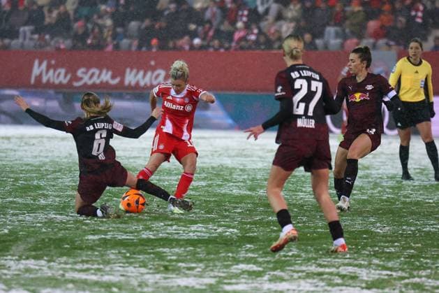 Linda Dallmann 10 (FC Bayern Muenchen Frauen) in aktion gegen Lou-Ann Joly 6 (RB Leipzig Frauen), mit Marlene Mueller 27 (RB Leipzig Frauen), FC Bayern Muenchen Frauen vs. RB Leipzig Frauen, Fussball, Frauen, Google Pixel Bundesliga, Saison 2025 2026, 15. Spieltag, 25.01.2026 DFB regulations prohibit any use of photographs as image sequences and or quasi-video Muenchen Bayern Deutschland