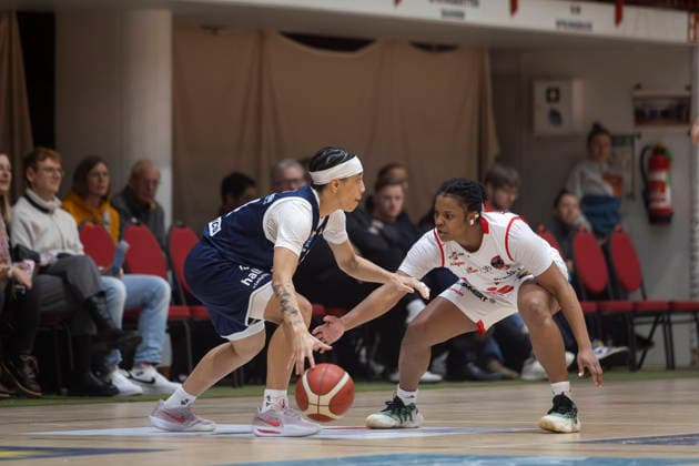 24 Liz Smith, Nr. 31 Oceane Noemie Monpierre - GiroLive Panthers Osnabrück 59:55 SYNTAINICS MBC - 1. DBBL 16. Spieltag 1DBBL Panthers gegen SYNTAINICS