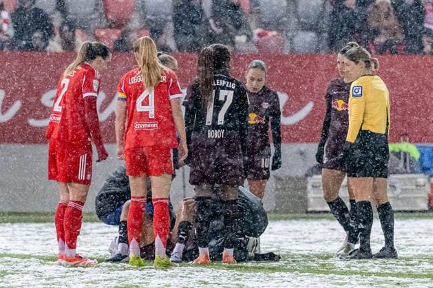 Karoline Wacker (Schiedsrichterin) und Spielerinnen beider Teams sorgen sich um die angeschlagene Lisa Baum (RB Leipzig, 11), die von Betreuern behandelt wird GER, FC Bayern Muenchen Frauen vs. RB Leipzig, Fussball, Google Pixel Frauen-Bundesliga, 15. Spieltag, Saison 2025 2026, 25.01.2026. (DFL DFB REGULATIONS PROHIBIT ANY USE OF PHOTOGRAPHS as IMAGE SEQUENCES and or QUASI-VIDEO). GER, FC Bayern Muenchen Frauen vs. RB Leipzig, Fussball, Google Pixel Frauen-Bundesliga, 15. Spieltag, Saison 2025 2026, 25.01.2026. Muenchen Copyright: xEibner-Pressefoto HeikexFeinerx EP_HFR