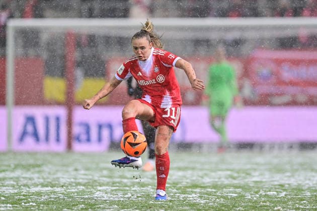 Georgia STANWAY (FC Bayern Muenchen, FCB, 31) am Ball, Freisteller, Einzelbild, Aktion, Action, 25.01.2026, München (Deutschland), Fussball, Google Pixel Frauen-Bundesliga, FC Bayern München - RB Leipzig, DFB DFL REGULATIONS PROHIBIT ANY USE OF PHOTOGRAPHS AS IMAGE SEQUENCES AND OR QUASI-VIDEO.