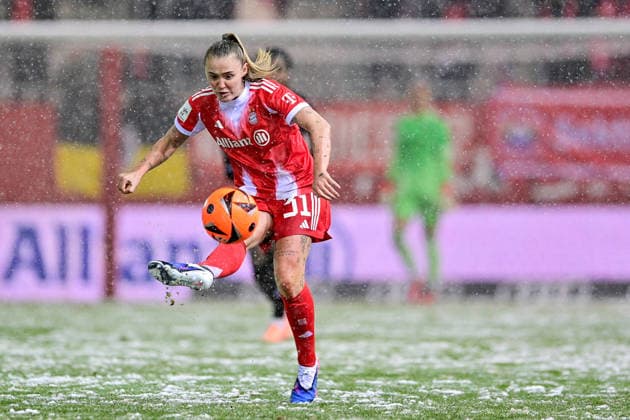 Georgia STANWAY (FC Bayern Muenchen, FCB, 31) am Ball, Freisteller, Einzelbild, Aktion, Action, 25.01.2026, München (Deutschland), Fussball, Google Pixel Frauen-Bundesliga, FC Bayern München - RB Leipzig, DFB DFL REGULATIONS PROHIBIT ANY USE OF PHOTOGRAPHS AS IMAGE SEQUENCES AND OR QUASI-VIDEO.