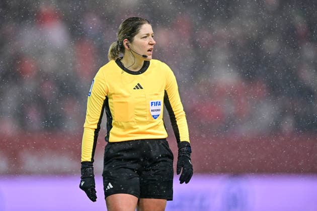 Karoline Wacker (Schiedsrichterin, Referee), Einzelbild, Aktion, Action, 25.01.2026, München (Deutschland), Fussball, Google Pixel Frauen-Bundesliga, FC Bayern München - RB Leipzig, DFB DFL REGULATIONS PROHIBIT ANY USE OF PHOTOGRAPHS AS IMAGE SEQUENCES AND OR QUASI-VIDEO.
