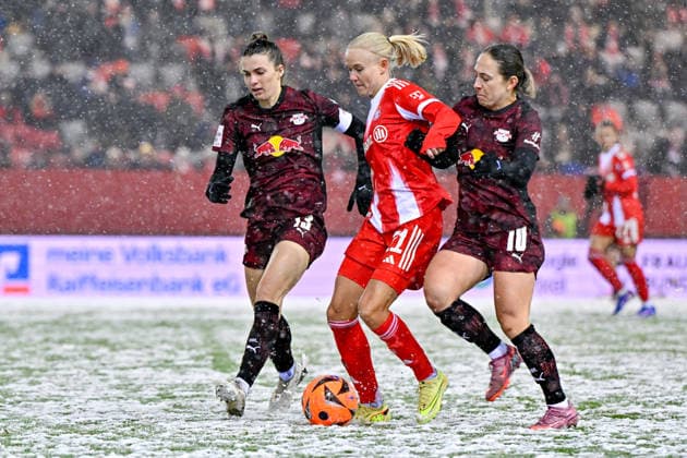 v.li.: Sandra Starke (RB Leipzig, 13) Pernille HARDER (FC Bayern Muenchen, FCB, 21) Gina Chmielenski (RB Leipzig, 10) im Zweikampf, Duell, duel, tackle, Dynamik, Action, Aktion, 25.01.2026, München (Deutschland), Fussball, Google Pixel Frauen-Bundesliga, FC Bayern München - RB Leipzig, DFB DFL REGULATIONS PROHIBIT ANY USE OF PHOTOGRAPHS AS IMAGE SEQUENCES AND OR QUASI-VIDEO.