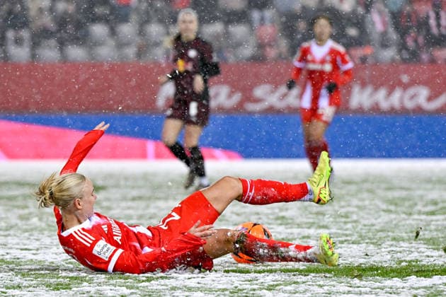 Pernille HARDER (FC Bayern Muenchen, FCB, 21) am Boden, 25.01.2026, München (Deutschland), Fussball, Google Pixel Frauen-Bundesliga, FC Bayern München - RB Leipzig, DFB DFL REGULATIONS PROHIBIT ANY USE OF PHOTOGRAPHS AS IMAGE SEQUENCES AND OR QUASI-VIDEO.