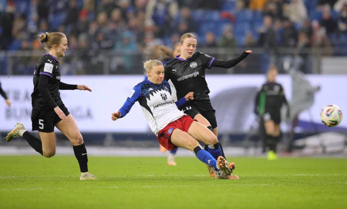 Foto : Torschuss zum 1-0 durch Sophie HILLEBRAND (HSV) rechts komtt Paulina Platner ( Essen ) zu spät Fussball Pixel Bundesliga der Frauen am So. 25.01.2026 15. Spieltag Hamburger SV - SGS Essen