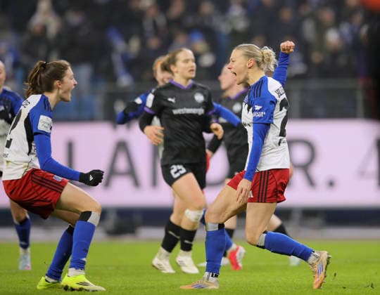 Foto : am Ball Sophie HILLEBRAND (HSV) , sie verwandelt den Elfmeter zum 2-1 Siegtreffer und jubelt gemeinsam mit Lotta WREDE (links) Fussball Pixel Bundesliga der Frauen am So. 25.01.2026 15. Spieltag Hamburger SV - SGS Essen