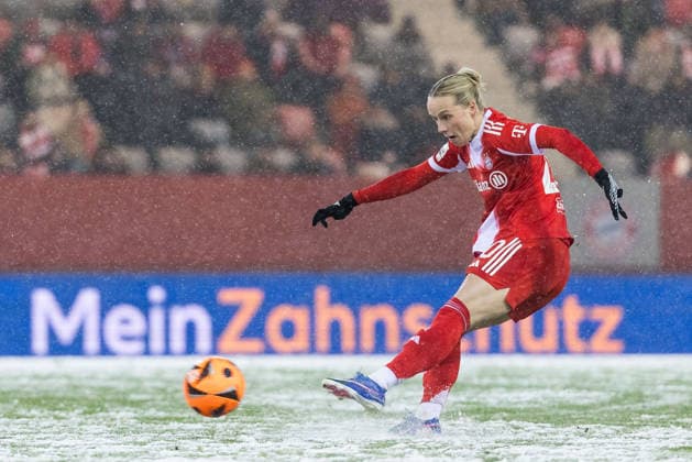 GOOGLE PIXEL Frauen Bundesliga: FC Bayern München - RB Leipzig; 25.01.2026 Franziska Kett (FC Bayern München, 20) schießt das 2:0 GOOGLE PIXEL Frauen Bundesliga, FC Bayern München - RB Leipzig, München, FC Bayern Campus am 25.01.2026 DFB REGULATIONS PROHIBIT ANY USE OF PHOTOGRAPHS AS IMAGE SEQUENCES AND OR QUASI-VIDEO. Copyright: xBEAUTIFULxSPORTS Wunderlx