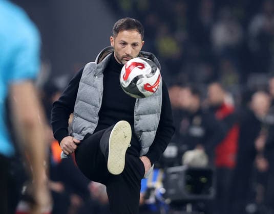 Fenerbahce v Goztepe - Turkish Super Lig ISTANBUL, TURKIYE - JANUARY 25: Head coach Domenico Tedesco of Fenerbahce gives a tactic to his players during the Turkish Super Lig week 19 match between Fenerbahce and Goztepe at Chobani Stadium in Istanbul, Turkiye on January 25, 2026. Ali Atmaca Anadolu Istanbul Turkey. Editorial use only. Please get in touch for any other usage.  Copyright: x2026xAnadoluxAlixAtmacax