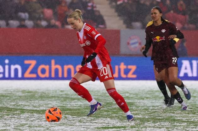 Franziska Kett 20 (FC Bayern Muenchen Frauen) schiesst das 2:0, Tor,, FC Bayern Muenchen Frauen vs. RB Leipzig Frauen, Fussball, Frauen, Google Pixel Bundesliga, Saison 2025 2026, 15. Spieltag, 25.01.2026 DFB regulations prohibit any use of photographs as image sequences and or quasi-video Muenchen Bayern Deutschland