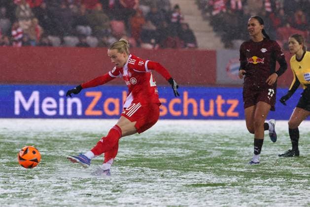 Franziska Kett 20 (FC Bayern Muenchen Frauen) schiesst das 2:0, FC Bayern Muenchen Frauen vs. RB Leipzig Frauen, Fussball, Frauen, Google Pixel Bundesliga, Saison 2025 2026, 15. Spieltag, 25.01.2026 DFB regulations prohibit any use of photographs as image sequences and or quasi-video Muenchen Bayern Deutschland