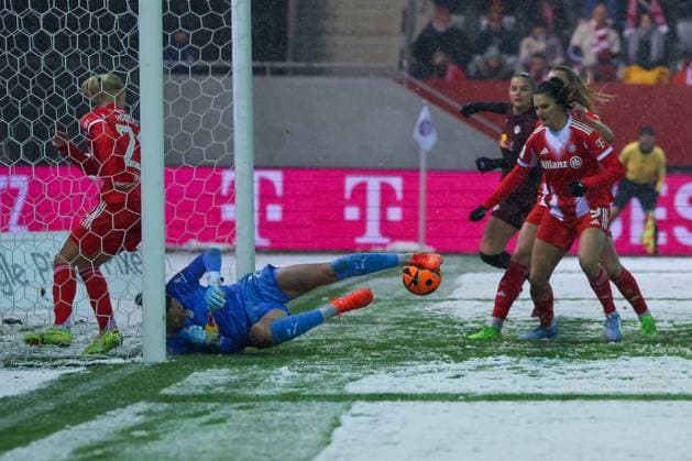 Jovana Damnjanovic 9 (FC Bayern Muenchen Frauen) erzielt das 3:0, Elvira Herzog 1 (RB Leipzig Frauen) am Boden, FC Bayern Muenchen Frauen vs. RB Leipzig Frauen, Fussball, Frauen, Google Pixel Bundesliga, Saison 2025 2026, 15. Spieltag, 25.01.2026 DFB regulations prohibit any use of photographs as image sequences and or quasi-video Muenchen Bayern Deutschland