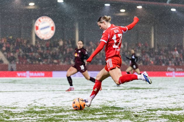 GOOGLE PIXEL Frauen Bundesliga: FC Bayern München - RB Leipzig; 25.01.2026 Klara Bühl (FC Bayern München, 17) schießt den Ball GOOGLE PIXEL Frauen Bundesliga, FC Bayern München - RB Leipzig, München, FC Bayern Campus am 25.01.2026 DFB REGULATIONS PROHIBIT ANY USE OF PHOTOGRAPHS AS IMAGE SEQUENCES AND OR QUASI-VIDEO. Copyright: xBEAUTIFULxSPORTS Wunderlx