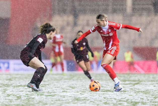 GOOGLE PIXEL Frauen Bundesliga: FC Bayern München - RB Leipzig; 25.01.2026 Zweikampf Annabel Schasching (RB Leipzig, 16), Klara Bühl (FC Bayern München, 17) GOOGLE PIXEL Frauen Bundesliga, FC Bayern München - RB Leipzig, München, FC Bayern Campus am 25.01.2026 DFB REGULATIONS PROHIBIT ANY USE OF PHOTOGRAPHS AS IMAGE SEQUENCES AND OR QUASI-VIDEO. Copyright: xBEAUTIFULxSPORTS Wunderlx