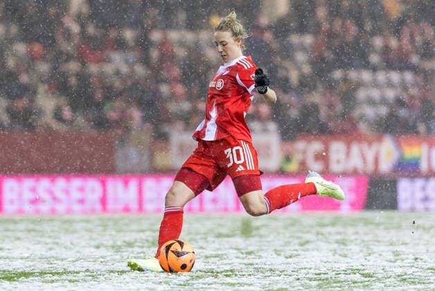 GOOGLE PIXEL Frauen Bundesliga: FC Bayern München - RB Leipzig; 25.01.2026 Carolin Simon (FC Bayern München, 30) am Ball GOOGLE PIXEL Frauen Bundesliga, FC Bayern München - RB Leipzig, München, FC Bayern Campus am 25.01.2026 DFB REGULATIONS PROHIBIT ANY USE OF PHOTOGRAPHS AS IMAGE SEQUENCES AND OR QUASI-VIDEO. Copyright: xBEAUTIFULxSPORTS Wunderlx