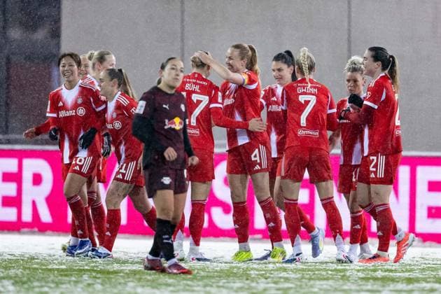 Die Bayern bejubeln mit Jovana Damnjanovic (FC Bayern Muenchen Frauen, 09) deren Tor zum 3:0 GER, FC Bayern Muenchen Frauen vs. RB Leipzig, Fussball, Google Pixel Frauen-Bundesliga, 15. Spieltag, Saison 2025 2026, 25.01.2026. (DFL DFB REGULATIONS PROHIBIT ANY USE OF PHOTOGRAPHS as IMAGE SEQUENCES and or QUASI-VIDEO). GER, FC Bayern Muenchen Frauen vs. RB Leipzig, Fussball, Google Pixel Frauen-Bundesliga, 15. Spieltag, Saison 2025 2026, 25.01.2026. Muenchen Copyright: xEibner-Pressefoto HeikexFeinerx EP_HFR