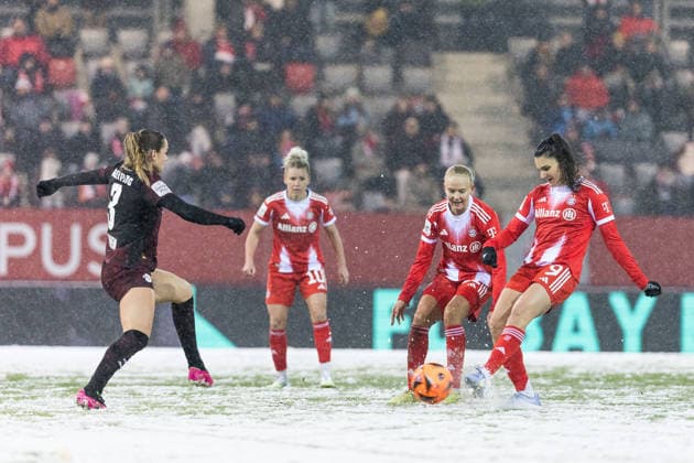 GOOGLE PIXEL Frauen Bundesliga: FC Bayern München - RB Leipzig; 25.01.2026 Zweikampf Andrea Norheim (RB Leipzig, 3), Pernille Harder (FC Bayern München, 21), Jovana Damnjanovic (FC Bayern München, 9) GOOGLE PIXEL Frauen Bundesliga, FC Bayern München - RB Leipzig, München, FC Bayern Campus am 25.01.2026 DFB REGULATIONS PROHIBIT ANY USE OF PHOTOGRAPHS AS IMAGE SEQUENCES AND OR QUASI-VIDEO. Copyright: xBEAUTIFULxSPORTS Wunderlx