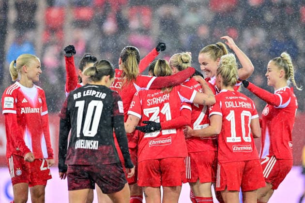 Spielerinnen des FC Bayern mit Torjubel, Jubel, Torjubel, Torerfolg, celebrate the goal, goal, celebration, Jubel ueber das Tor zum 2:0, optimistisch, Action, Aktion, 25.01.2026, München (Deutschland), Fussball, Google Pixel Frauen-Bundesliga, FC Bayern München - RB Leipzig, DFB DFL REGULATIONS PROHIBIT ANY USE OF PHOTOGRAPHS AS IMAGE SEQUENCES AND OR QUASI-VIDEO.
