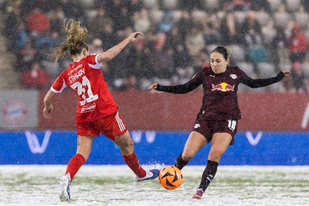 GOOGLE PIXEL Frauen Bundesliga: FC Bayern München - RB Leipzig; 25.01.2026 Zweikampf Georgia Stanway (FC Bayern München, 31), Gina Chmielinski (RB Leipzig, 10) GOOGLE PIXEL Frauen Bundesliga, FC Bayern München - RB Leipzig, München, FC Bayern Campus am 25.01.2026 DFB REGULATIONS PROHIBIT ANY USE OF PHOTOGRAPHS AS IMAGE SEQUENCES AND OR QUASI-VIDEO. Copyright: xBEAUTIFULxSPORTS Wunderlx