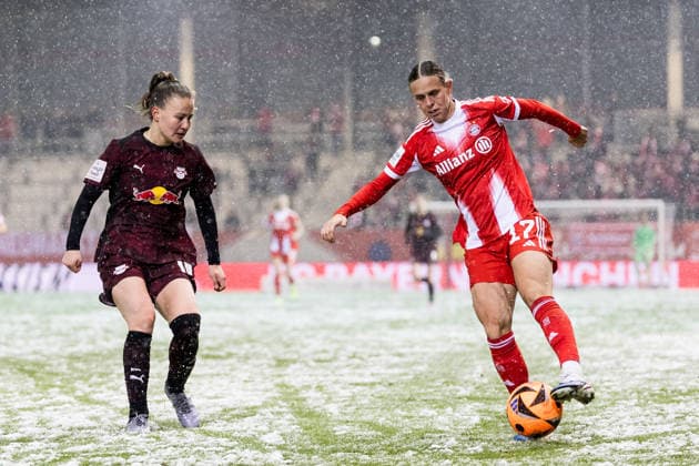 GOOGLE PIXEL Frauen Bundesliga: FC Bayern München - RB Leipzig; 25.01.2026 Zweikampf Annabel Schasching (RB Leipzig, 16), Klara Bühl (FC Bayern München, 17) GOOGLE PIXEL Frauen Bundesliga, FC Bayern München - RB Leipzig, München, FC Bayern Campus am 25.01.2026 DFB REGULATIONS PROHIBIT ANY USE OF PHOTOGRAPHS AS IMAGE SEQUENCES AND OR QUASI-VIDEO. Copyright: xBEAUTIFULxSPORTS Wunderlx