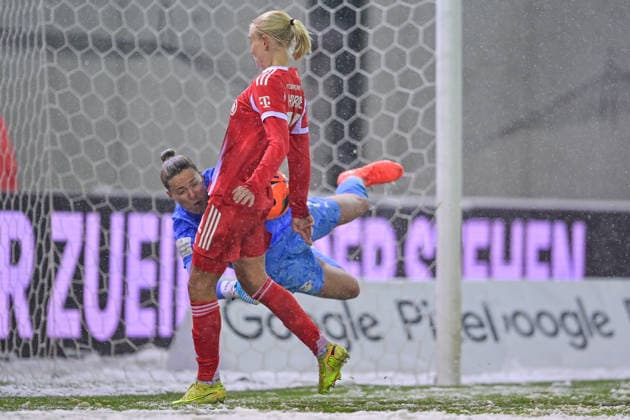 v.li.: Pernille HARDER (FC Bayern Muenchen, FCB, 21) Elvira Herzog (Torwart, RB Leipzig, 1) im Zweikampf, Duell, duel, tackle, Dynamik, Action, Aktion, 25.01.2026, München (Deutschland), Fussball, Google Pixel Frauen-Bundesliga, FC Bayern München - RB Leipzig, DFB DFL REGULATIONS PROHIBIT ANY USE OF PHOTOGRAPHS AS IMAGE SEQUENCES AND OR QUASI-VIDEO.