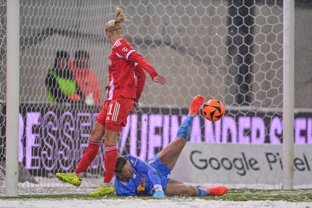 v.li.: Pernille HARDER (FC Bayern Muenchen, FCB, 21) Elvira Herzog (Torwart, RB Leipzig, 1) im Zweikampf, Duell, duel, tackle, Dynamik, Action, Aktion, 25.01.2026, München (Deutschland), Fussball, Google Pixel Frauen-Bundesliga, FC Bayern München - RB Leipzig, DFB DFL REGULATIONS PROHIBIT ANY USE OF PHOTOGRAPHS AS IMAGE SEQUENCES AND OR QUASI-VIDEO.