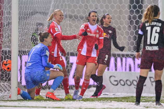 v.li.: Elvira Herzog (Torwart, RB Leipzig, 1) enttaeuscht schauend, Enttaeuschung, Frustration, disappointed, pessimistisch, Pernille HARDER (FC Bayern Muenchen, FCB, 21) und Torschuetzin Jovana DAMNJANOVIC (FC Bayern Muenchen, FCB, 9) mit Torjubel, Jubel, Torjubel, Torerfolg, celebrate the goal, goal, celebration, Jubel ueber das Tor zum 3:0, optimistisch, Action, Aktion, Andrea Norheim (RB Leipzig, 3) Annabel Schasching (RB Leipzig, 16) enttaeuscht schauend, Enttaeuschung, Frustration, disappointed, pessimistisch, 25.01.2026, München (Deutschland), Fussball, Google Pixel Frauen-Bundesliga, FC Bayern München - RB Leipzig, DFB DFL REGULATIONS PROHIBIT ANY USE OF PHOTOGRAPHS AS IMAGE SEQUENCES AND OR QUASI-VIDEO.