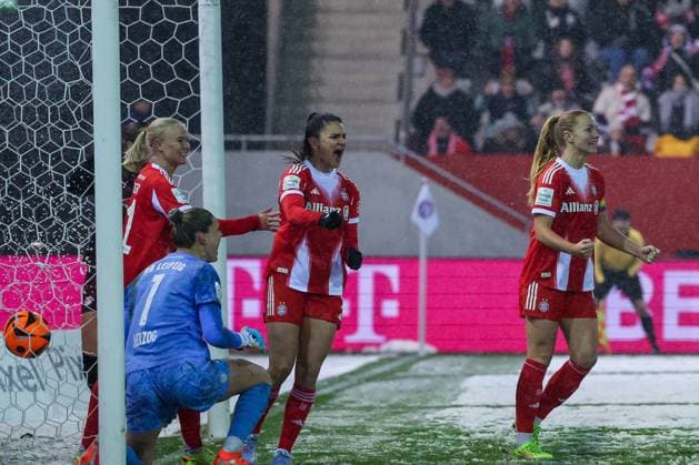 Jovana Damnjanovic 9 (FC Bayern Muenchen Frauen) und Glodis Perla Viggosdottir 4 (FC Bayern Muenchen Frauen) jubeln ueber das 3:0, Emotion, Freude, FC Bayern Muenchen Frauen vs. RB Leipzig Frauen, Fussball, Frauen, Google Pixel Bundesliga, Saison 2025 2026, 15. Spieltag, 25.01.2026 DFB regulations prohibit any use of photographs as image sequences and or quasi-video Muenchen Bayern Deutschland