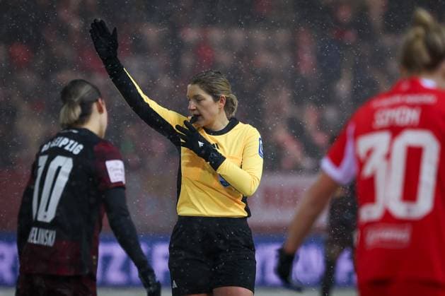 Referee Schiedsrichterin Karoline Wacker pfeift, gestikuliert, FC Bayern Muenchen Frauen vs. RB Leipzig Frauen, Fussball, Frauen, Google Pixel Bundesliga, Saison 2025 2026, 15. Spieltag, 25.01.2026 DFB regulations prohibit any use of photographs as image sequences and or quasi-video Muenchen Bayern Deutschland