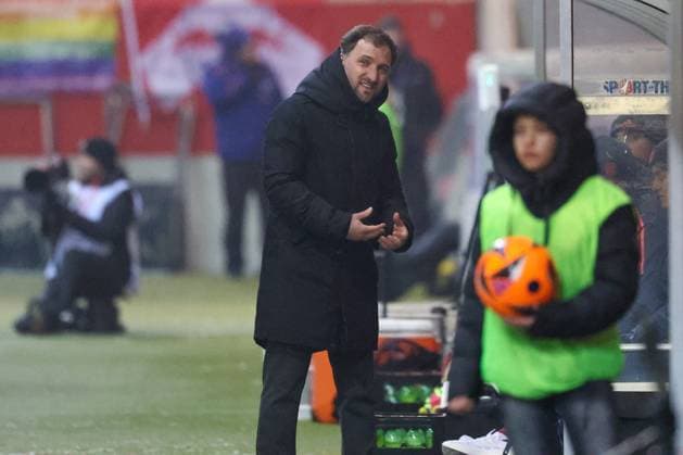 Cheftrainer Jose Barcala (FC Bayern Muenchen Frauen) unzufrieden, gestikuliert, FC Bayern Muenchen Frauen vs. RB Leipzig Frauen, Fussball, Frauen, Google Pixel Bundesliga, Saison 2025 2026, 15. Spieltag, 25.01.2026 DFB regulations prohibit any use of photographs as image sequences and or quasi-video Muenchen Bayern Deutschland