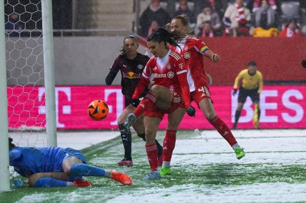 Jovana Damnjanovic 9 (FC Bayern Muenchen Frauen) erzielt das 3:0, Elvira Herzog 1 (RB Leipzig Frauen) am Boden, FC Bayern Muenchen Frauen vs. RB Leipzig Frauen, Fussball, Frauen, Google Pixel Bundesliga, Saison 2025 2026, 15. Spieltag, 25.01.2026 DFB regulations prohibit any use of photographs as image sequences and or quasi-video Muenchen Bayern Deutschland