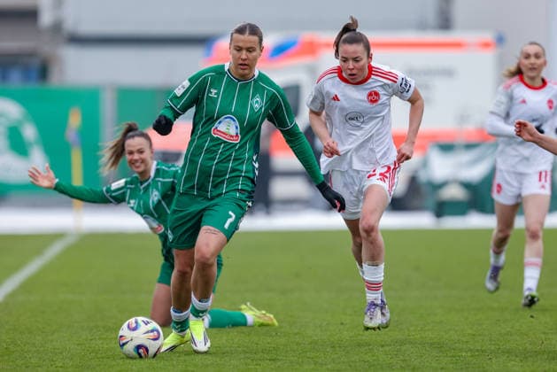 v.li.: Larissa Mühlhaus (SV Werder Bremen, 7) und Julia Pollak (1. FC Nürnberg, 22) im Zweikampf, Duell, Dynamik, Aktion, Action, Spielszene, DIE DFB-RICHTLINIEN UNTERSAGEN JEGLICHE NUTZUNG VON FOTOS ALS SEQUENZBILDER UND ODER VIDEOÄHNLICHE FOTOSTRECKEN. DFB REGULATIONS PROHIBIT ANY USE OF PHOTOGRAPHS AS IMAGE SEQUENCES AND OR QUASI-VIDEO., 25.01.2026, (), Fussball, Google Pixel Frauen-Bundesliga, SV Werder Bremen - 1. FC Nürnberg