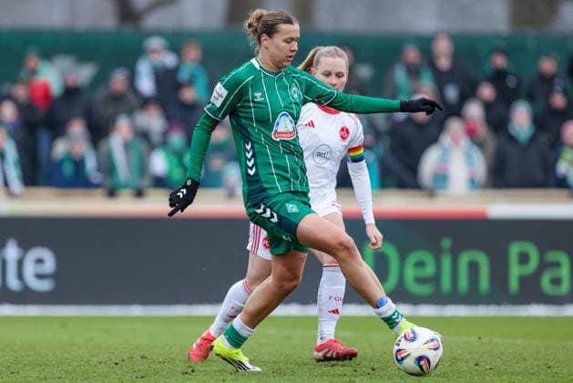 v.li.: Larissa Mühlhaus (SV Werder Bremen, 7) und Luisa Guttenberger (1. FC Nürnberg, 4)im Zweikampf, Duell, Dynamik, Aktion, Action, Spielszene, DIE DFB-RICHTLINIEN UNTERSAGEN JEGLICHE NUTZUNG VON FOTOS ALS SEQUENZBILDER UND ODER VIDEOÄHNLICHE FOTOSTRECKEN. DFB REGULATIONS PROHIBIT ANY USE OF PHOTOGRAPHS AS IMAGE SEQUENCES AND OR QUASI-VIDEO., 25.01.2026, (), Fussball, Google Pixel Frauen-Bundesliga, SV Werder Bremen - 1. FC Nürnberg